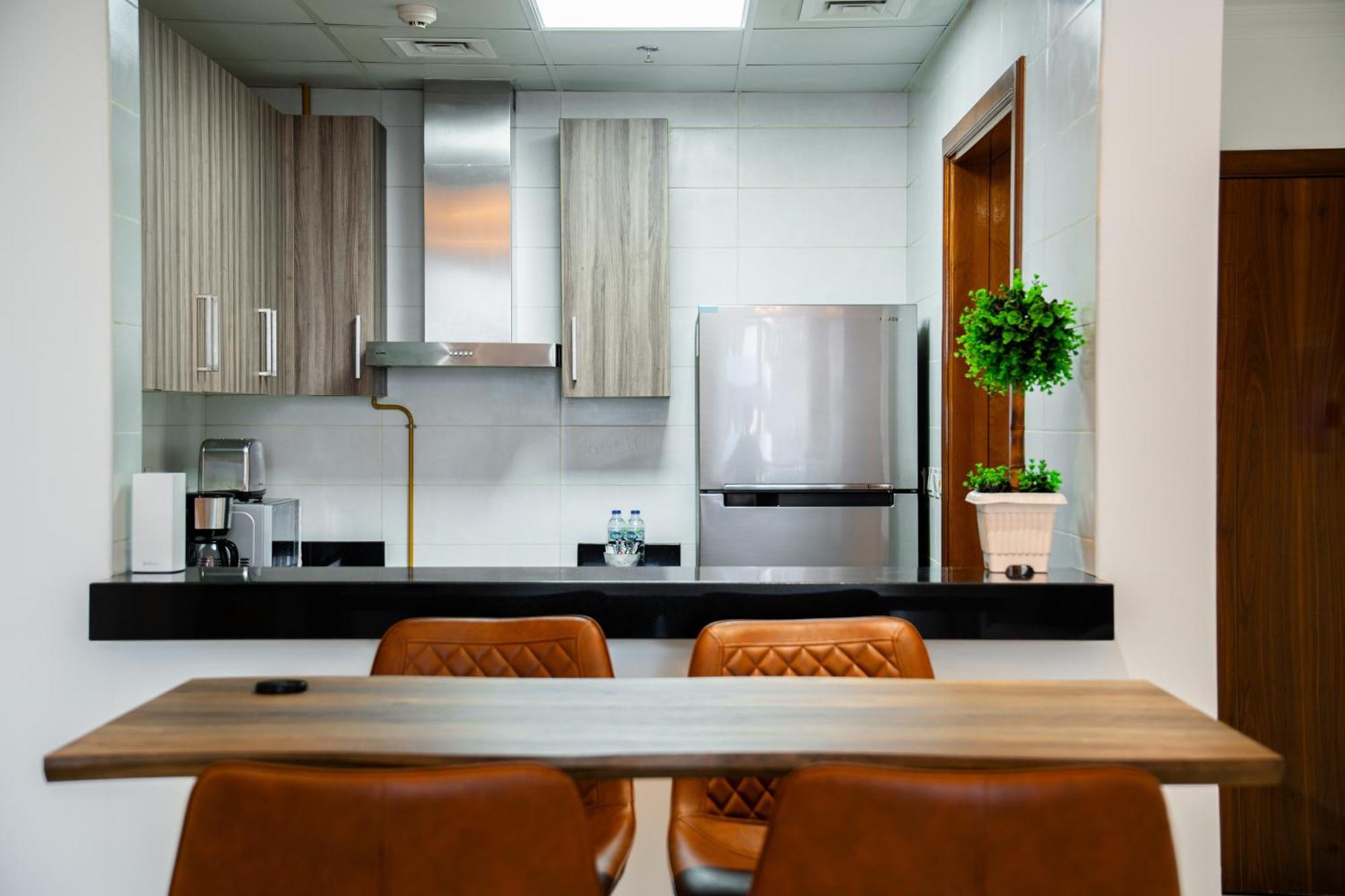 Elegant Escapes - Homely 1b In Dunya Tower Dubai