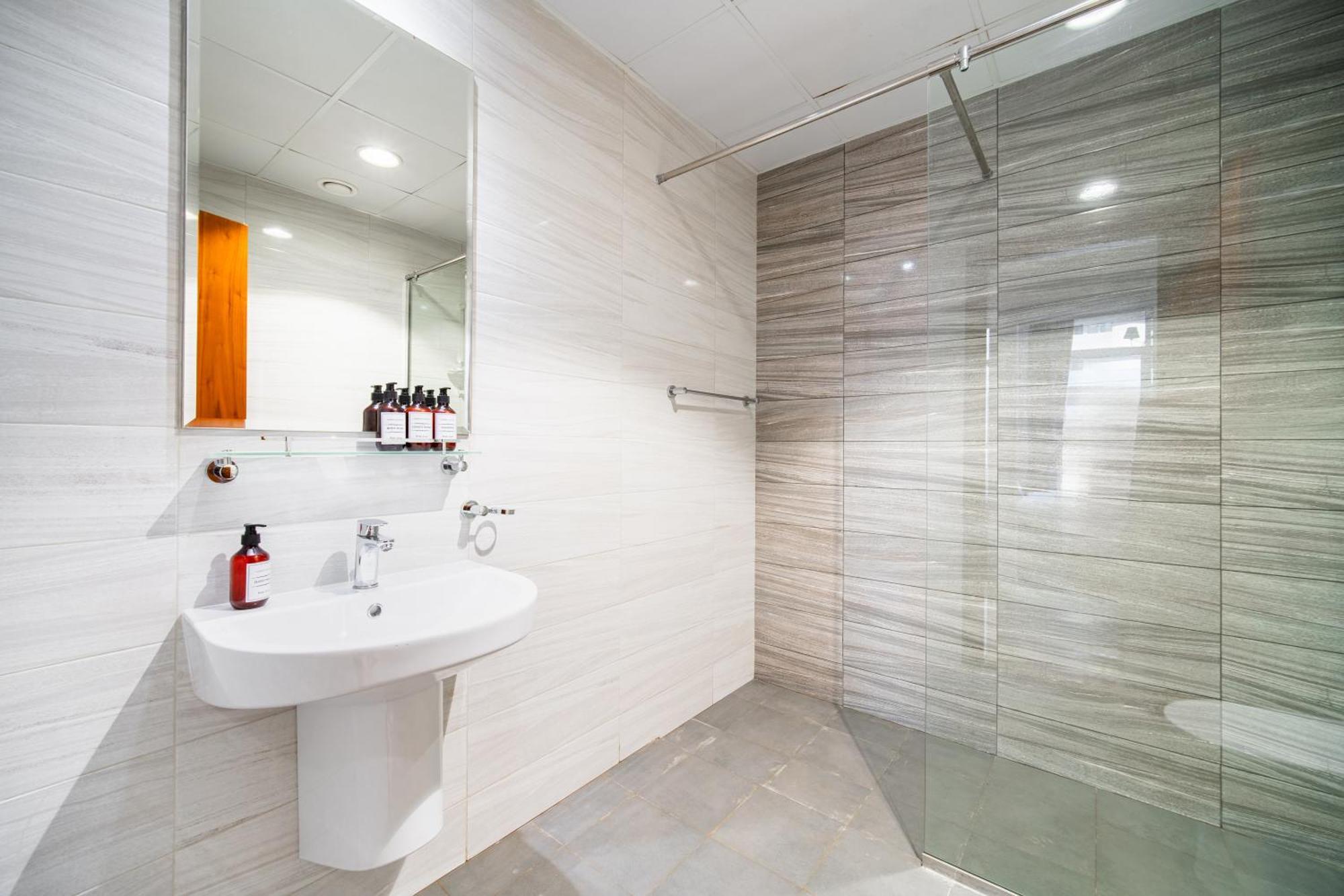 Elegant Escapes - Homely 1b In Dunya Tower